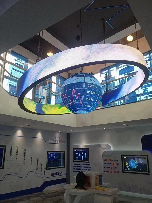 Στρογγυλή λεπτή ευέλικτη οθόνη οθόνης LED P1.8 P2 P2.5 P3 πλήρες χρώμα